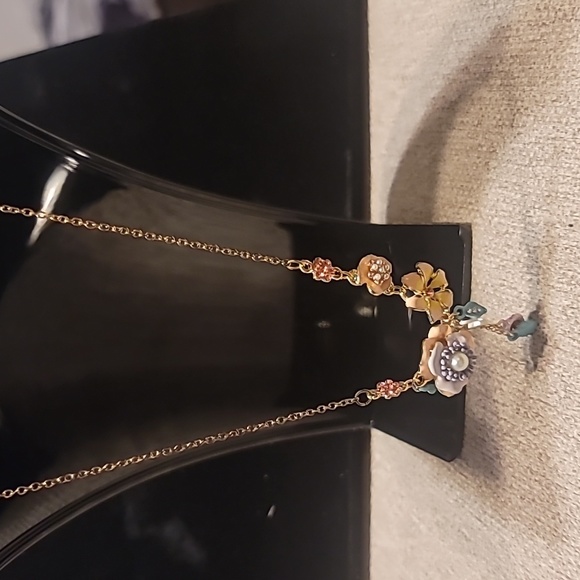 NWT designer Plunder flower gold necklace - Picture 2 of 6